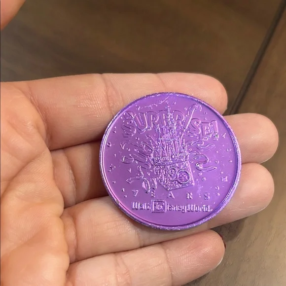 PURPLE WALT DISNEY WORLD SURPRISE PARADE 20TH ANNIVERSARY TOKEN COIN MEDALLION - Picture 2 of 5